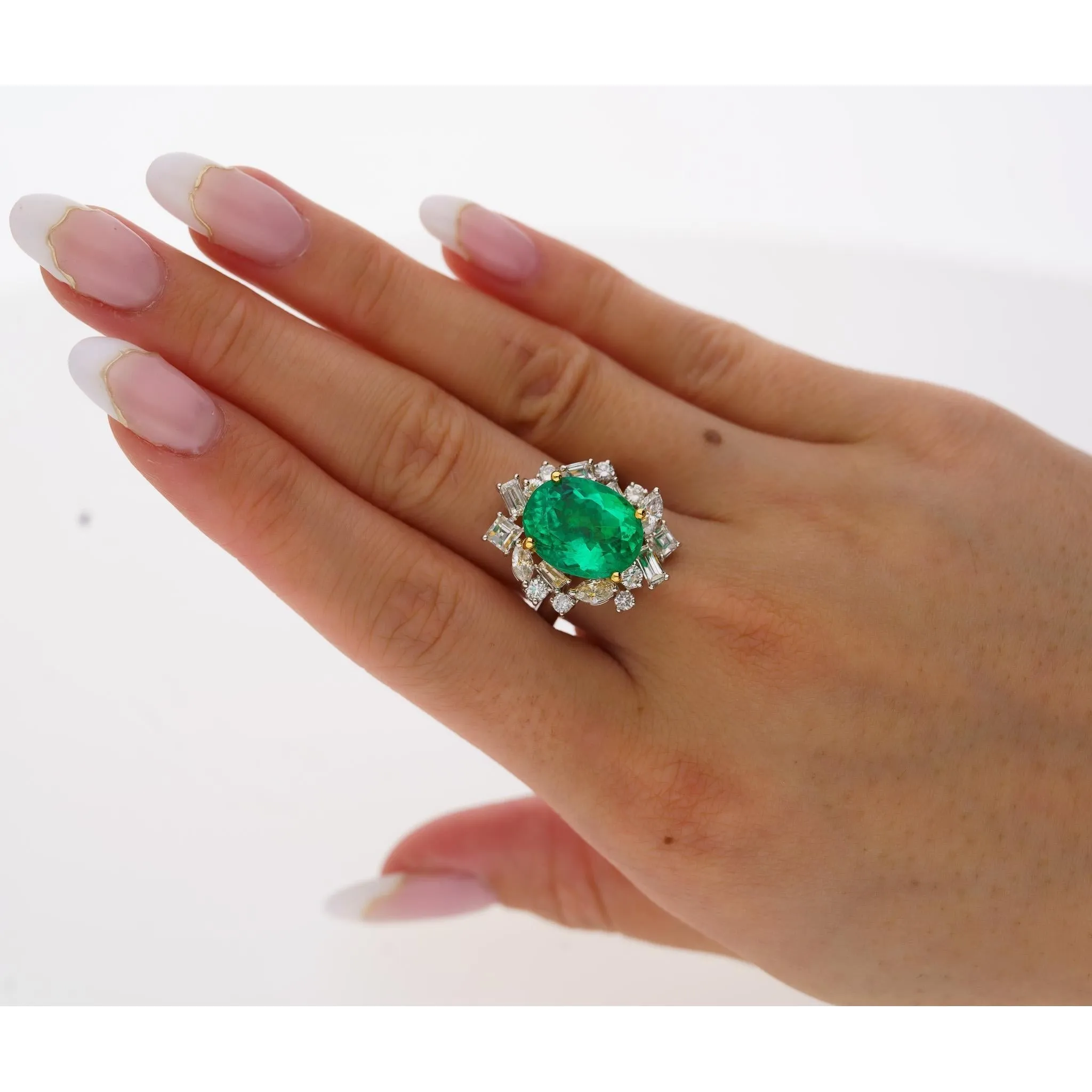 AGL Certified 6.79 Carat Minor Oil Colombian Emerald and Diamond 18K Gold Ring